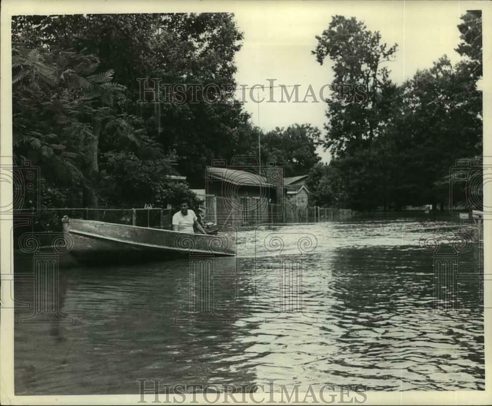 1968 Press Photo Resident Uses Boat To Maneuver Through Neighborhood - Texas