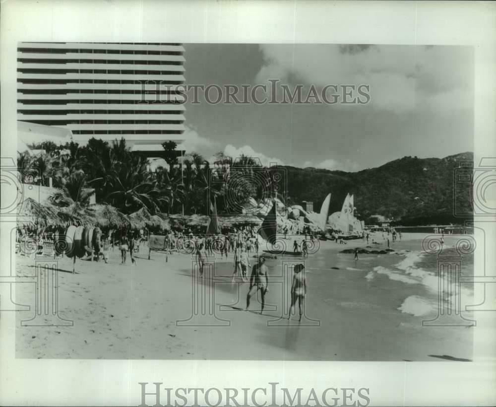 Press Photo Visitors Flock To Acapulco Beach, Mexico - Lrx26919